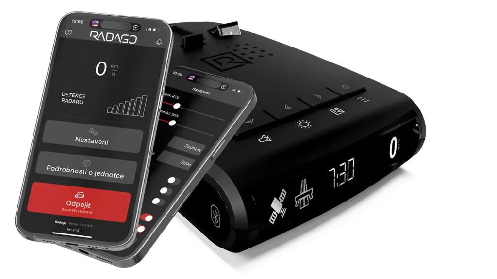 Detector RADAGO EVO junto a la app móvil que lo conecta con la pantalla del coche