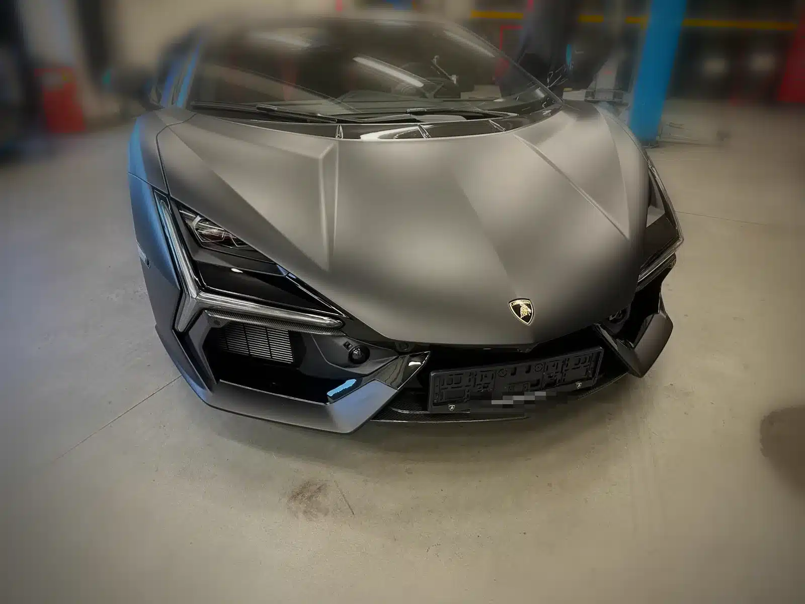 Lamborghini en taller durante la instalación de un RADAGO