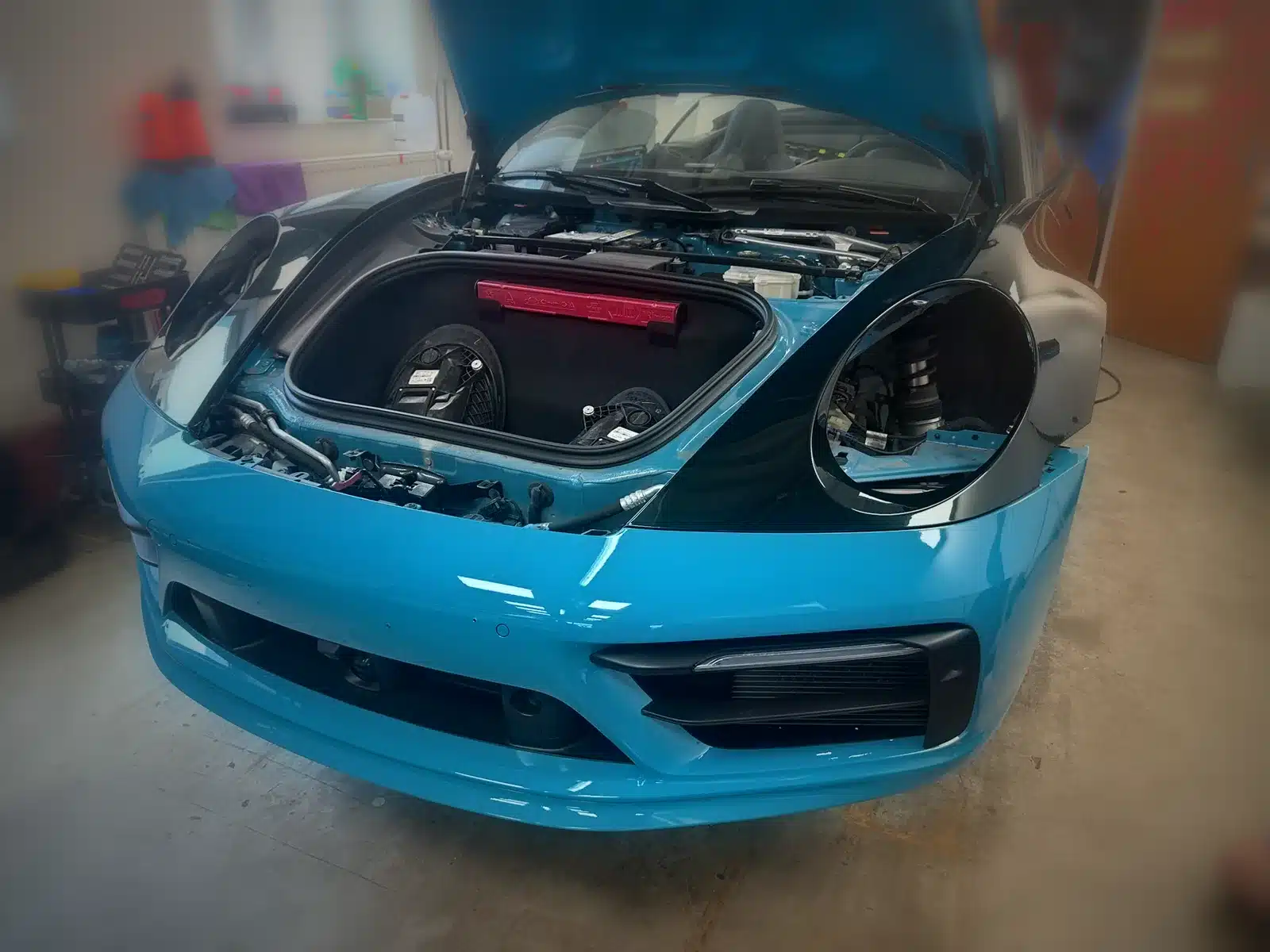 Porsche 911 con el frontal desmontado en taller durante la instalación de un RADAGO